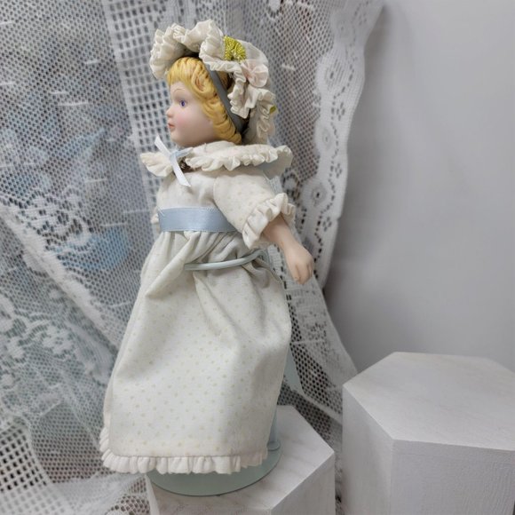 Avon Porcelain 1983 Cloth Dot Dress With Stand - Picture 4 of 10